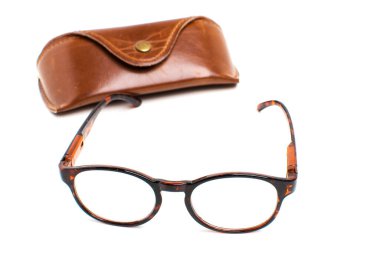 Şeffaf diopterli gözlük ve beyaz arka planda gözlük için deri bir çanta..