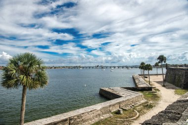 Castillo de San Marcos Ulusal Anıtı 'nın rıhtımdaki taş duvarları. St. Augustine, Florida . Amerika 'nın en eski şehrindeki İspanyol kalesi..