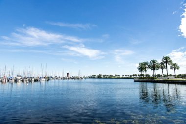 Mavi gökyüzünün altında yatları olan bir Marina. St. Petersburg Florida seti..