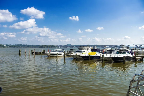 Ciel Bleu Marina Avec Des Yachts Moteur Dans Baie Mer — Photo