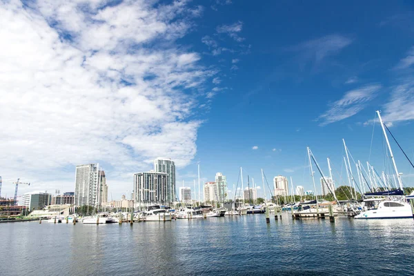 Marina Jachtokkal Kék Alatt Berakodás Szentpétervár Florida — Stock Fotó