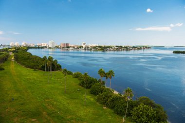  Okyanus manzarası ve Meksika Körfezi kıyıları. Oteller, restoranlar ve tatil köyleri. Clearwater Beach, Florida 'da mavi su ve mavi gökyüzü. ABD