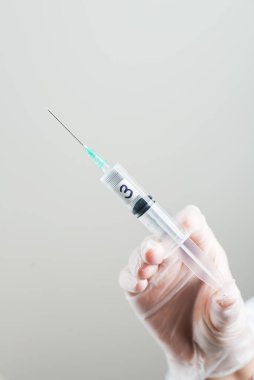 Doktor elinde sıvı üçüncü aşı güçlendiricisi olan bir şırınga tutuyor. Virüs covid-19 koronavirüse, aşıya ve aşılamaya karşı savaş. hastalıklar, tıbbi bakım, bilim, aşı destekleyici kavram.