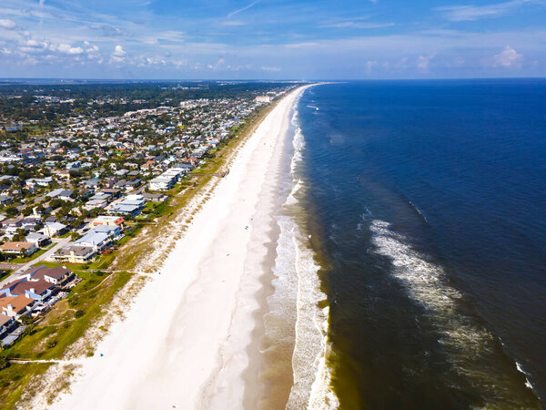 Джексонвилл-Бич - пригород, расположенный во Флориде на Атлантическом побережье. вид с воздуха на песчаный пляж с людьми, отдыхающими.