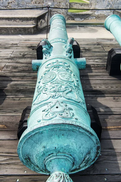 Cannone Coloniale Spagnolo Sopra Vecchio Forte Spagnolo Cielo Nuvoloso Palme — Foto Stock