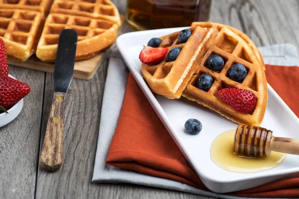 Comida Casera Fresca Gofres Belgas Bayas Con Miel Chocolate Fresa — Foto de Stock