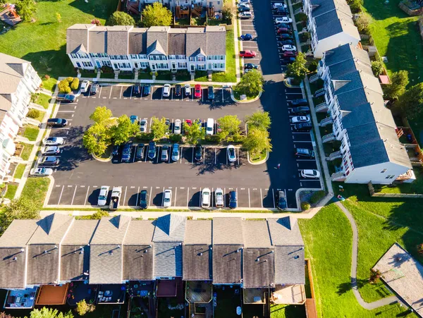 Bilar Parkeringen Vid Ett Bostadshus Utsikt Ovanifrån — Stockfoto