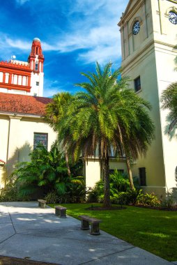 St. Augustine, Florida 'daki en eski turizm beldesi. Güneşli bir gün sokaklarda yürüyor.