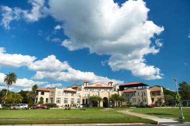  Mavi gökyüzünün altındaki otel. Turistik bir yer. Okyanus kıyısında Dunedin Florida kasabasında.