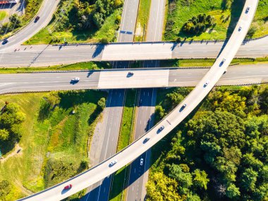 Yukarıdan yol kavşağının havadan görünüşü, birçok arabanın otomobil trafiği, ulaşım kavramı