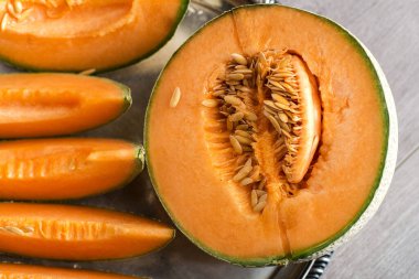Olgun kavun, tohumlarla dilimlenmiş. Kavun tabakta.