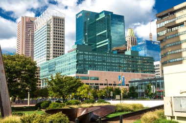  Baltimore şehir merkezinde açık bir sonbahar gününde, bulutlu bir gökyüzünün altında