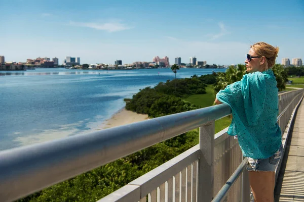 Young Woman Wearing Glasses Enjoys View Clearwater Bay Bridge Leading — Stock Photo, Image