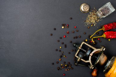 Biber değirmeni kırmızısı ve karabiberli mısır. Metin için boşluk. Yukarıdan görüntüle