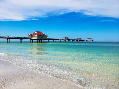 Atlantik Okyanusu 'nda dalgalar ve rıhtım. Meksika 'nın Clearwater Körfezi' ndeki mavi su..