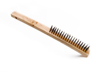 Beyaz arkaplanda uzun tahta saplı kaynak kablosu fırçası izole edildi