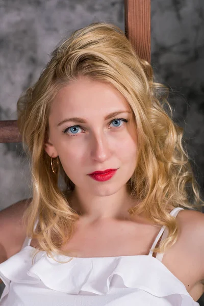 Красивая Молодая Блондинка Волнистыми Волосами Белой Блузке Смотрит Тебя Уверенный — стоковое фото