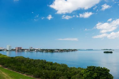  Okyanus manzarası ve Meksika Körfezi kıyıları. Oteller, restoranlar ve tatil köyleri. Clearwater Beach, Florida 'da mavi su ve mavi gökyüzü. ABD