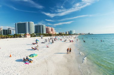  Okyanus ve sahil manzarası, mavi gökyüzü ve oteller ve arka plandaki binalar. Plajda tatilciler Jacksonville, Florida, ABD