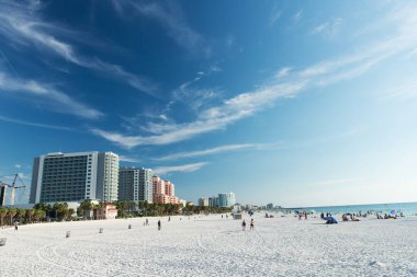 Jacksonville, Florida, ABD 7 Ekim 2021 Okyanus ve sahil manzarası, mavi gökyüzü ve arka planda oteller ve binalar. Plajda tatilciler Jacksonville, Florida, ABD