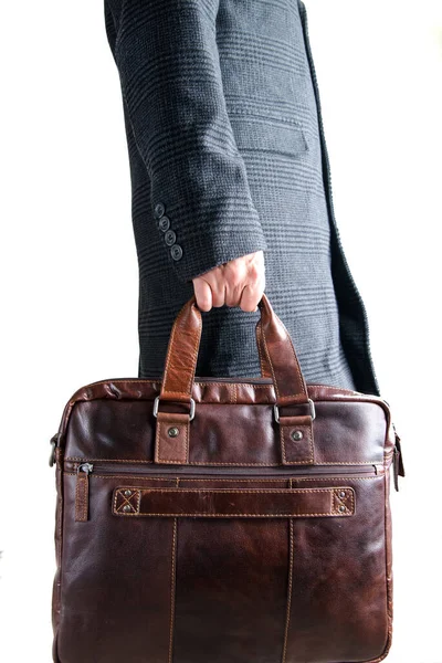 Der Mann Mantel Hält Eine Braune Ledertasche Der Hand Nahaufnahme — Stockfoto