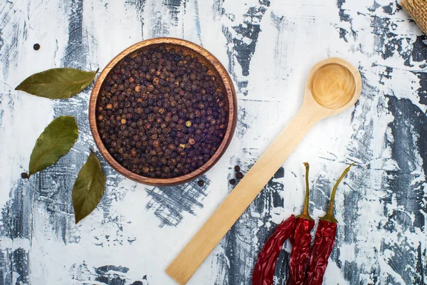 Black Peppercorns Wooden Bowl Red Pepper Top View — Stock Photo, Image