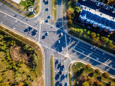 Konut alanları ve parkları olan küçük bir kasabada trafiğin durduğu kavşaklar. Yukarıdan görünüm