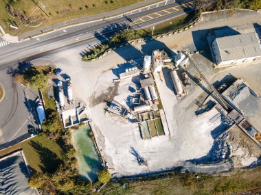 Depoları ve çevresi olan çimento üretim tesisi. Yukarıdan bak. Ekoloji ve çevre sorunu..