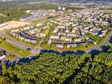 Virginia 'daki Leesburg yerleşim bölgesinin havadan görüntüsü. Evler, yollar, parklar ve ticaret katları.