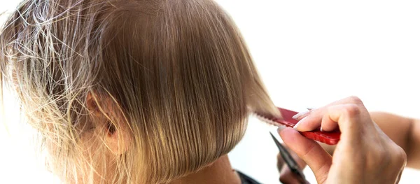 Kadın Saçı Kesmek Için Tarakla Kuaförün Elini Kapat — Stok fotoğraf
