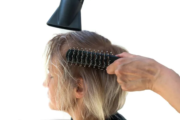Κομμωτήριο Στέγνωμα Μαλλιά Της Γυναίκας Στεγνωτήρα Μαλλιών Και Στρογγυλό Πινέλο — Φωτογραφία Αρχείου