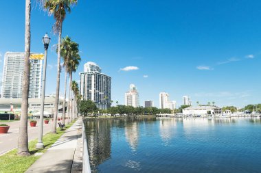 Deniz kenarı ve yat limanı. St. Petersburg Florida 'da mavi gökyüzü güneşli bir yaz günü.
