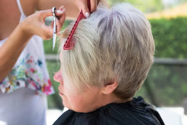 Kadın Saçı Kesmek Için Tarakla Kuaförün Ellerini Kapat — Stok fotoğraf