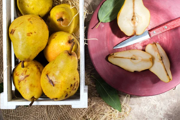 Doos Peren Peren Een Bord Een Rustieke Tafel Ochtendzon — Stockfoto