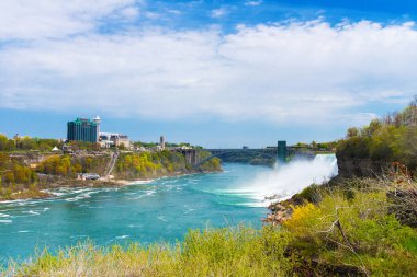 Niagara Şelalesi. - New York. ABD. 16 Mayıs 'ta. 2021 yılı. Amerika ve Kanada sınırındaki Niagara Şelalesi 'nin görkemli sularının manzarası