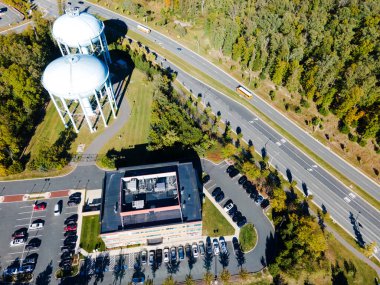 Mavi su kuleleri manzaralı. Park ve otoyol. Çevre kavramı.