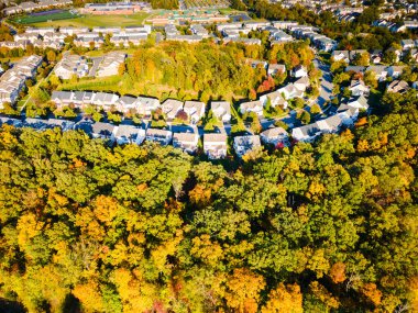 Leesburg banliyösünün havadan görünüşü, Virginia 'da evleri olan bir yerleşim alanı..