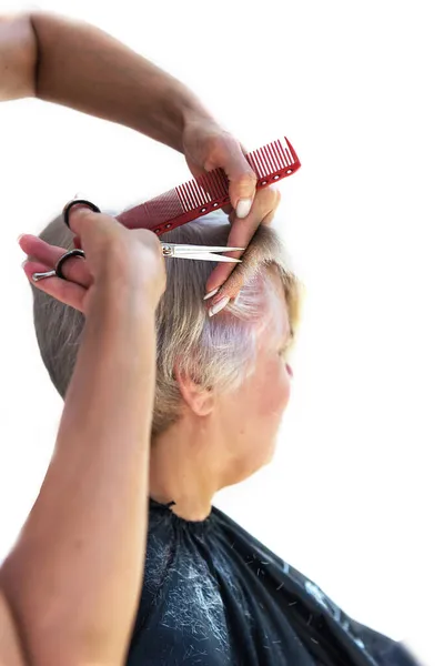 Primer Plano Mano Peluquería Con Peine Para Cortar Cabello Mujer —  Fotos de Stock