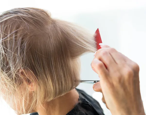 Nahaufnahme Der Hände Des Friseurs Mit Kamm Zum Haareschneiden Der — Stockfoto