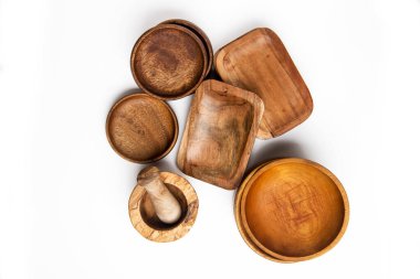 Beyaz arkaplan görünümlü ahşap sofra takımı, kâseler ve stupa