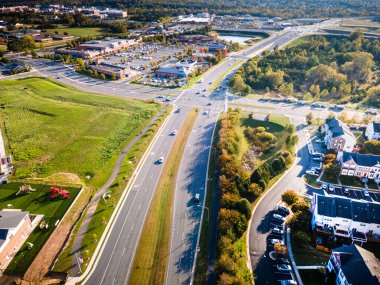 Konut alanları ve parkları olan küçük bir kasaba olan Leesburg Virginia 'da trafik kesişiyor. Yukarıdan görünüm