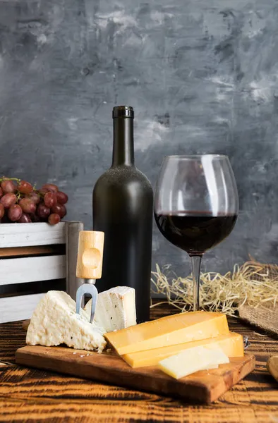 Oude Stoffige Fles Wijn Glas Met Snacks Houten Plank Met — Stockfoto