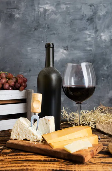 Vecchia Bottiglia Polverosa Vino Vetro Con Snack Ripiano Legno Con — Foto Stock