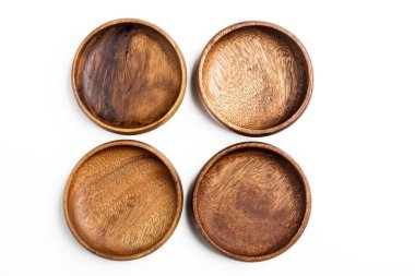 Beyaz arka plan görünümlü ahşap, çevre dostu kaseler.