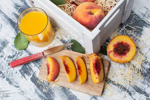 Fresh Apricots Cut Wedges Apricot Juice White Table — Stock Photo, Image