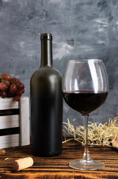 Oude Stoffige Fles Wijn Glas Houten Tafel Tegen Grijze Muur — Stockfoto