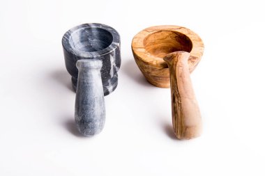 Ahşap ve taş havan topuzu ve beyaz bir zemin..