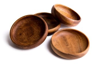 Beyaz arka planda ahşap, çevre dostu kaseler.