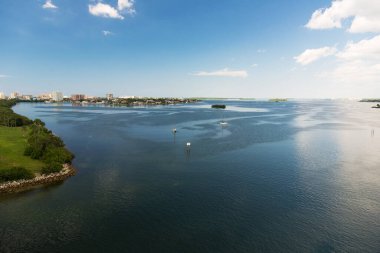Okyanus manzarası ve Meksika Körfezi kıyıları. Oteller, restoranlar ve tatil köyleri. Clearwater Beach, Florida 'da mavi su ve mavi gökyüzü. ABD