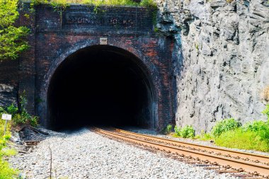 Kayaya oyulmuş eski bir demiryolu tüneli..
